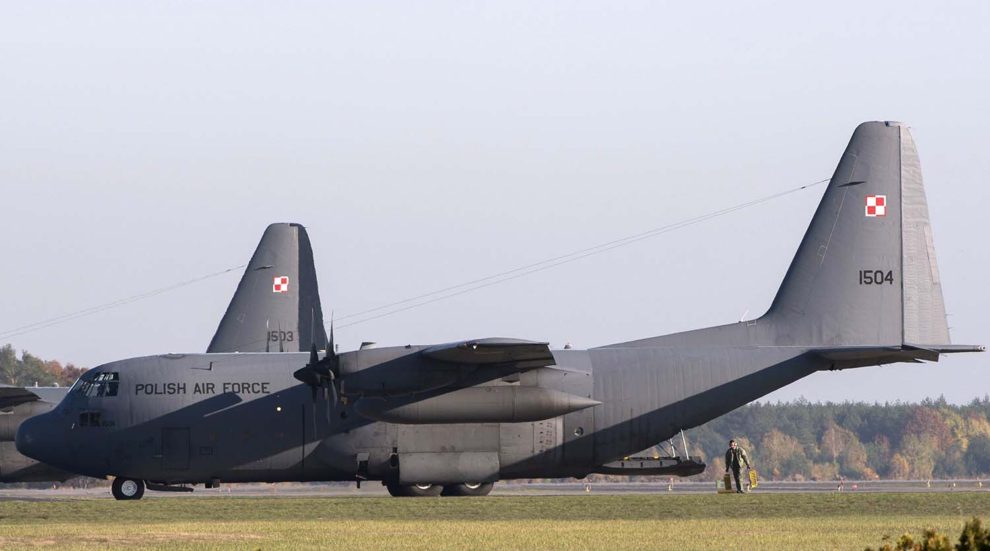 Dos de los C-130E actualmente en servicio con la Fuerza Aérea de Polonia.