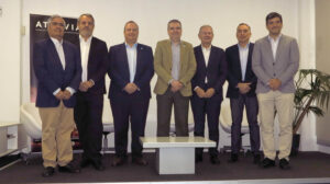 Los ponentes de la jornada junto a los directivos de DHV Technology, oreganizadores.