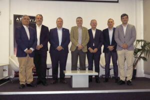 Los ponentes de la jornada junto a los directivos de DHV Technology, oreganizadores.