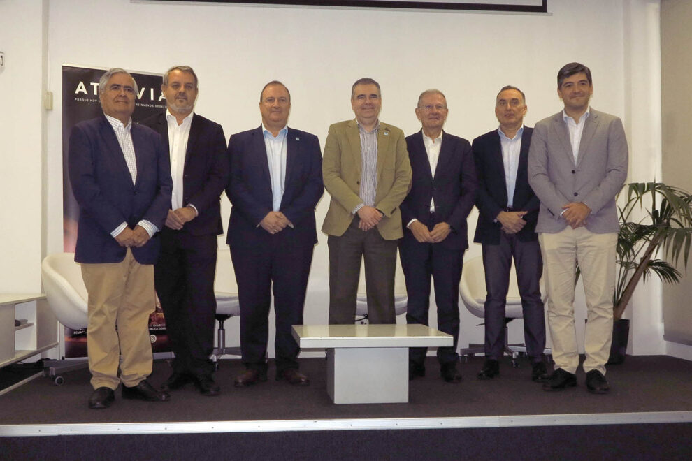 Los ponentes de la jornada junto a los directivos de DHV Technology, oreganizadores.