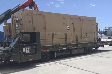La estación de tierra del predator B tras ser descargada en Lanzarote del A400M.