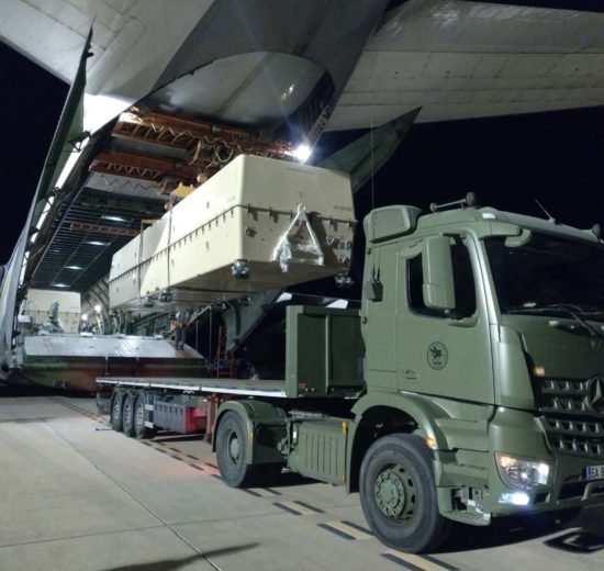 Descarga desde el An-124 de uno de los contendores con un MQ-4B Predator en su interior.