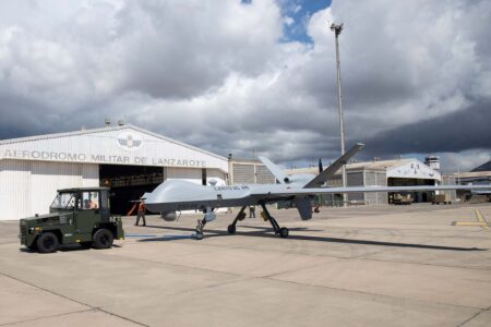 Remolque del NR.05-04 en Lanzarote durante la preparación del primer vuelo.