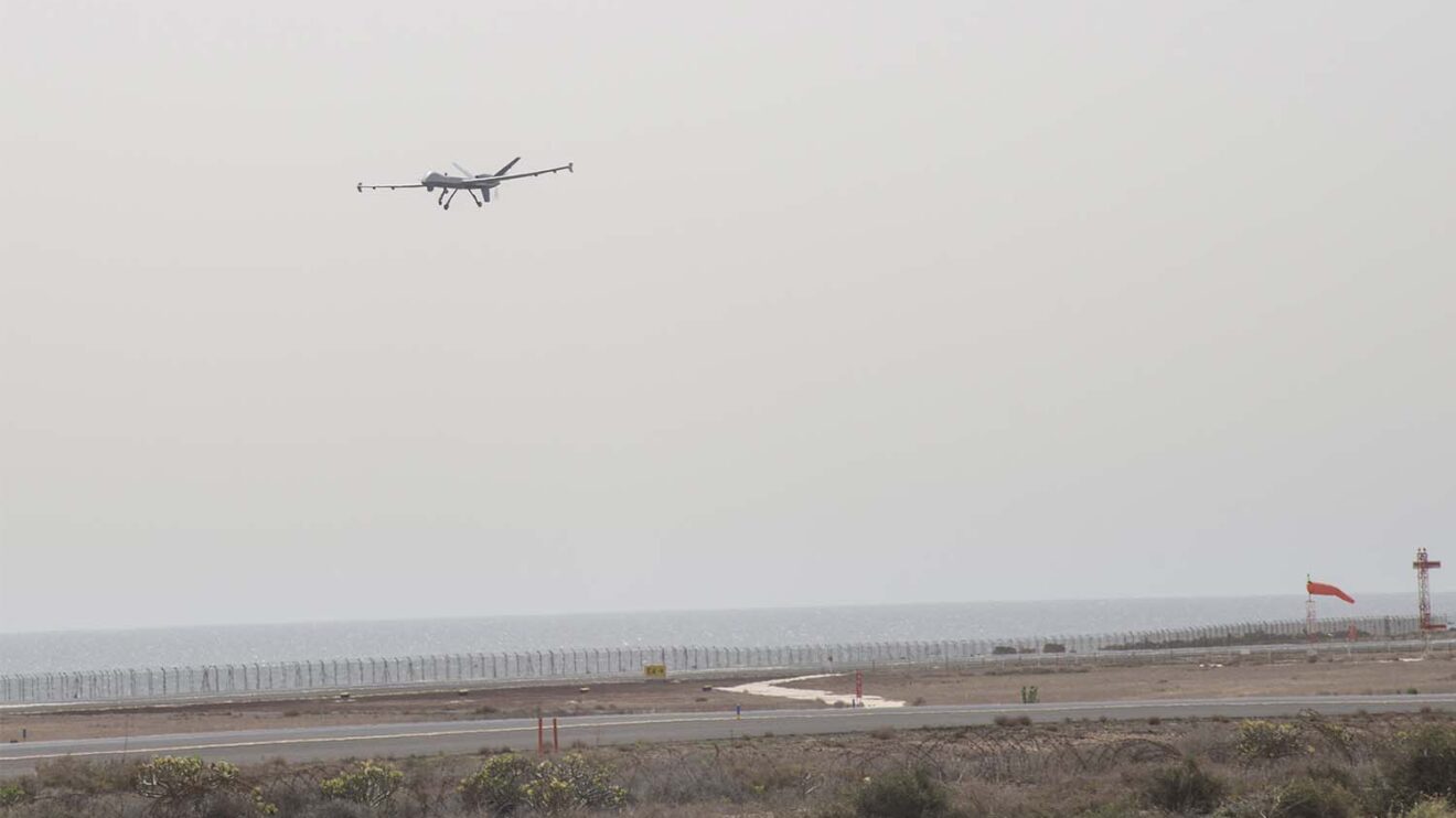 El Predator B en corta final para aterrizar en la pista 03 del aeropuerto de Lanzarote.