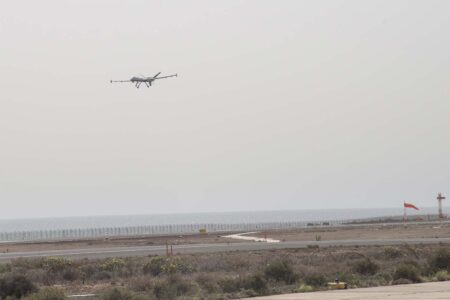 El Predator B en corta final para aterrizar en la pista 03 del aeropuerto de Lanzarote.