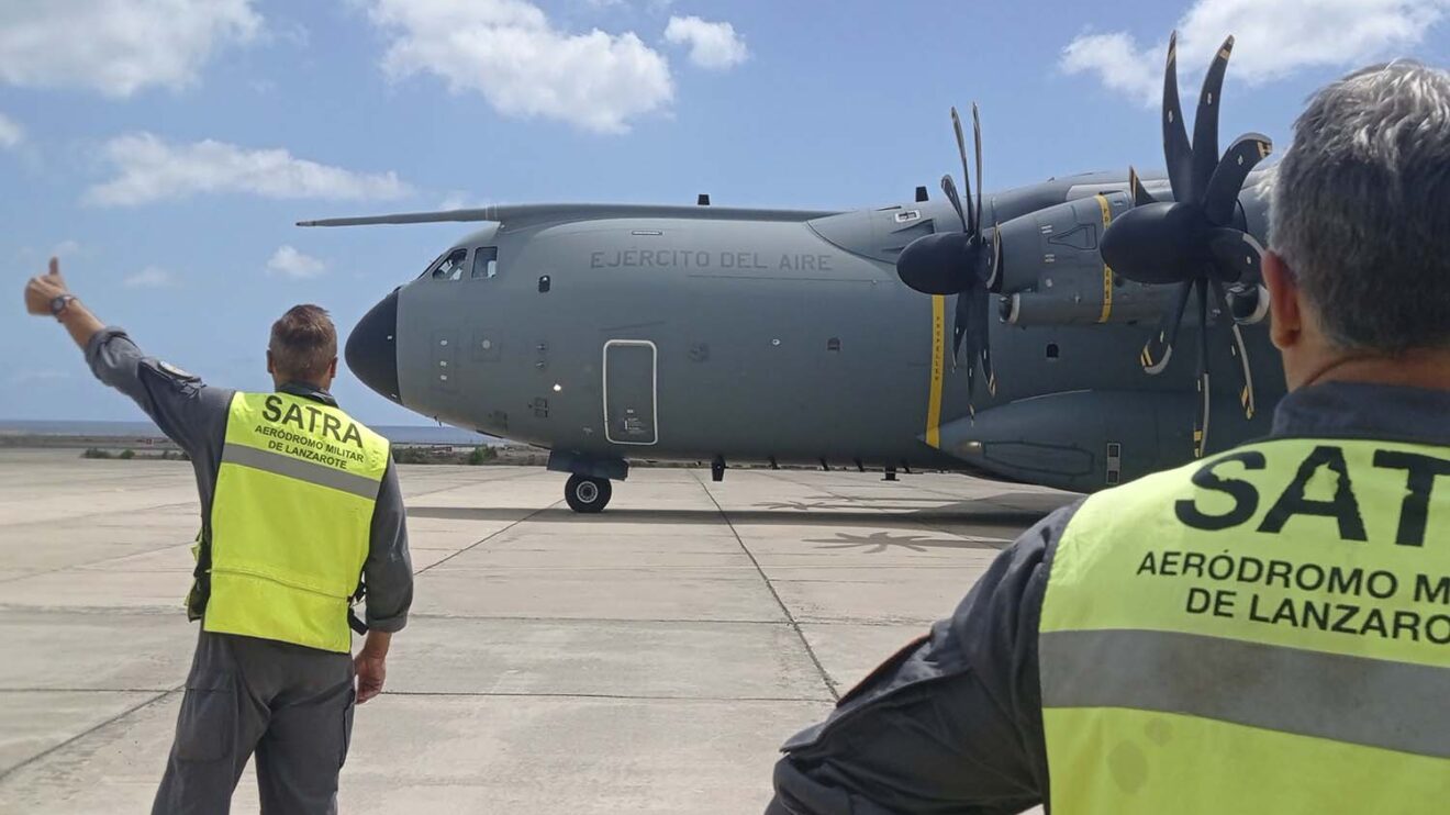 El personal de la Sección de Apoyo al Transporte Aéreo del aeródromo militar de Lanzarote dan el OK al A400M.