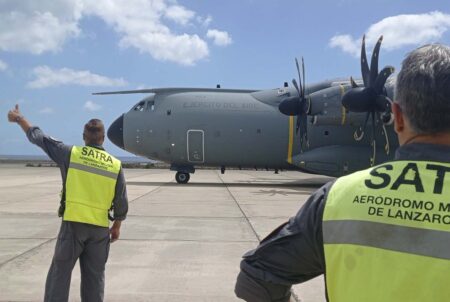 El personal de la Sección de Apoyo al Transporte Aéreo del aeródromo militar de Lanzarote dan el OK al A400M.