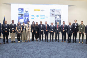 Ganadores de los premios Fundación ENAIRE junto al secretario de Estado de Transportes y Movilidad Sostenible, el director general de ENAIRE y la directora gerente de la Fundación ENAIRE.
