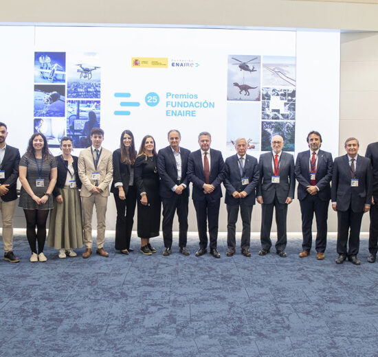 Ganadores de los premios Fundación ENAIRE junto al secretario de Estado de Transportes y Movilidad Sostenible, el director general de ENAIRE y la directora gerente de la Fundación ENAIRE.