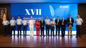 Los premiados junto a la ministra de Defensa, el jefe del Estado Mayor de la Defensa y el residente de la APDEF-