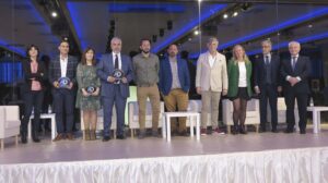 Los ganadores junto a los representants de los sponsors de los premios.