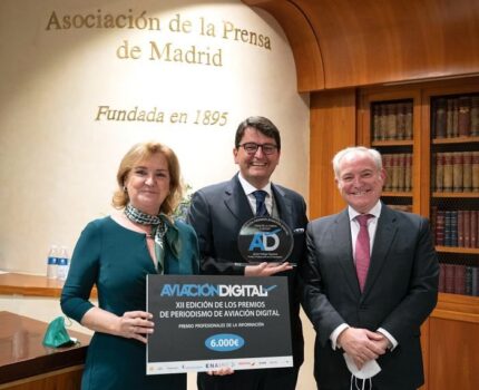 Javier Ortega Figueiral recotge el premio de Aviación Digital.