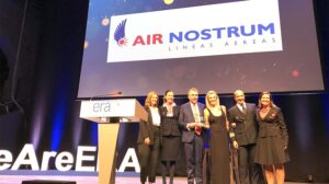 Carlos bertomeu, con una representación de los empelados de Air Nostrum, recibe el premio de la ERA.