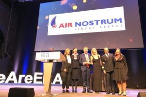 Carlos bertomeu, con una representación de los empelados de Air Nostrum, recibe el premio de la ERA.