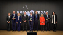 Los premiados por TEDAE en 2025 junto a las autoridades presentes en la entrega.