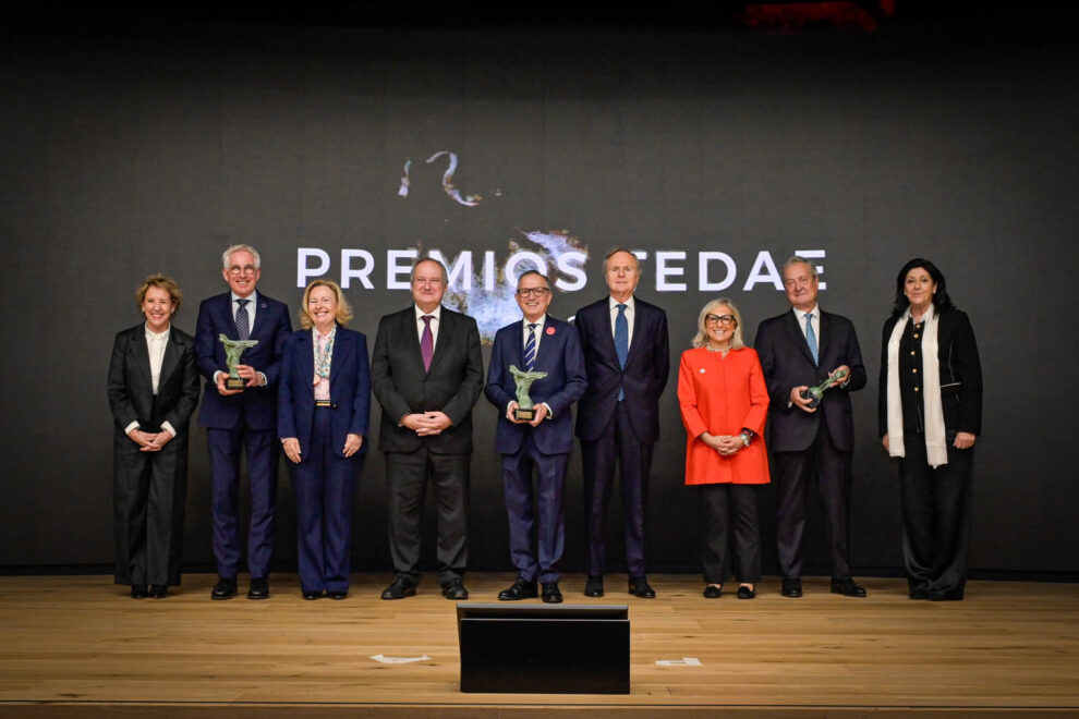 Los premiados por TEDAE en 2025 junto a las autoridades presentes en la entrega.