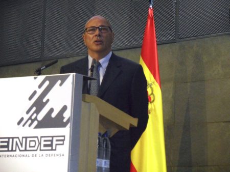 Ángel Olivares, secretario de Estado de Defensa durante su intervención ante los asistentes a la presentación de FEINDEF.