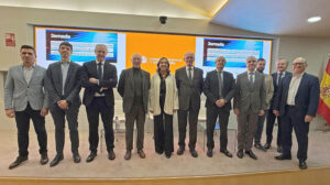 Representantes de los firmantes de la petición de la ley de industria en la presentación de esta.