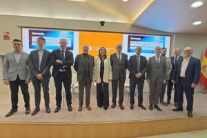 Representantes de los firmantes de la petición de la ley de industria en la presentación de esta.