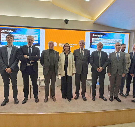 Representantes de los firmantes de la petición de la ley de industria en la presentación de esta.