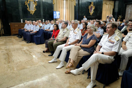 La ministra de Defensa y los jefes de Estado Mayor de Tierra y Armada entre los presentes en la presentación.