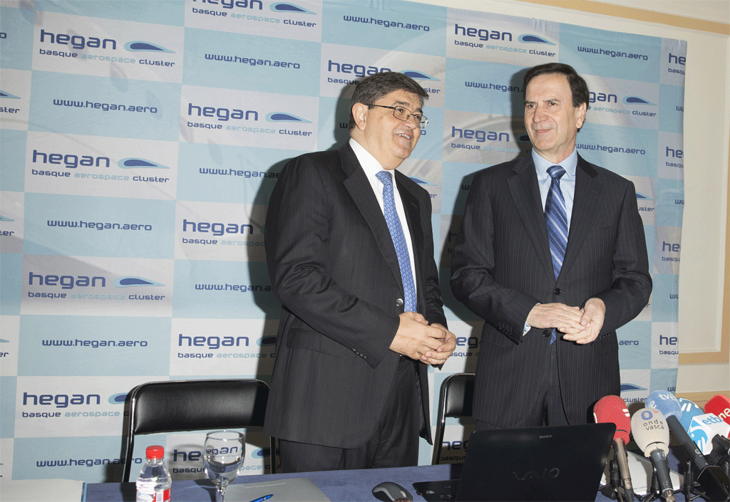 José Juez, director de Hegan, e Iñaki López Gandáseguir, presidente de Aernnova y Hegan en la presentación de resultados de las empresas del clúster.