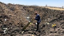 El presidente de Ethiopian Airlines entre los restos del accidente poco después del mismo.