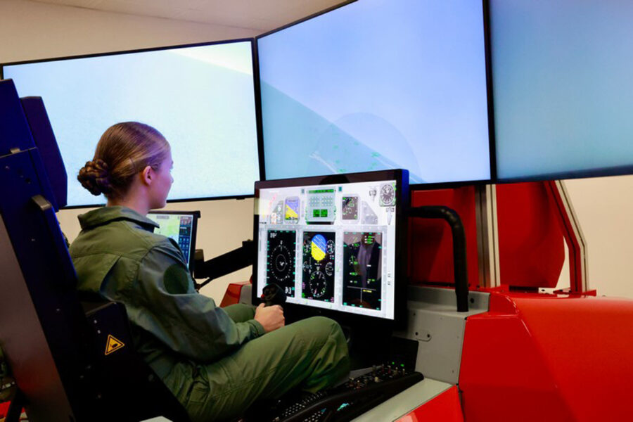 Leonor de Borbón en su primer encuentro con un simulador de PC-21.