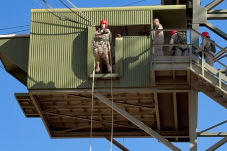 La princesa de Asturias saltando desde una torre  de instrucción. 