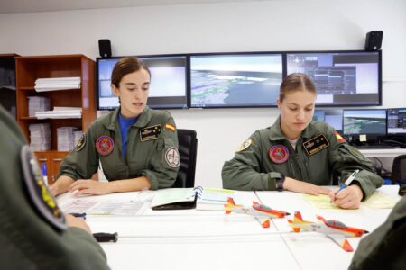 La princesa de Asturias preparando un vuelo con su instructora.