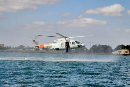 Salto desde un S-76 de la princesa de Asturias durante el curso de supervivencia en el mar.