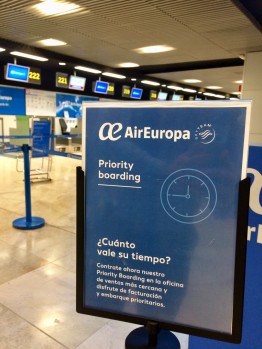 Cartel de promoción del nuevo servicio Priority Boarding junto a los mostradores de facturación de Air Europa.