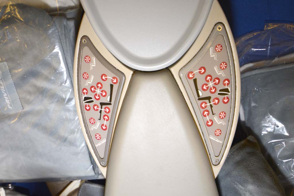 Detalle de los mandos de ajuste de los asientos de Business. Hay cuatro posiciones preestablecidas pero con los otros botones se puede ajustar cada elemento del asiento a gusto del pasajero.
