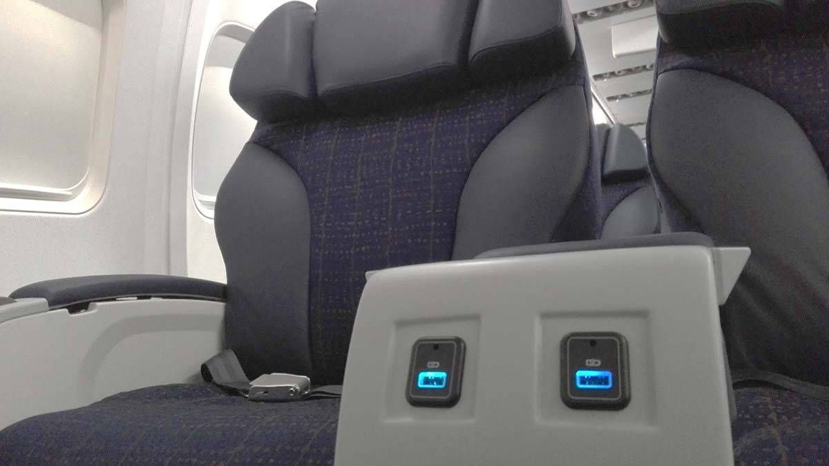 Tomas USB en los repasabrazos de todos los asientos.