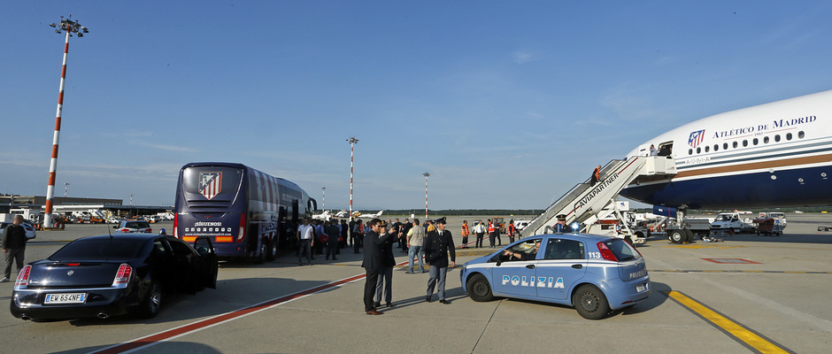Llegada a Milán del Atlético de Madrid a bordo del Boeing 777-200ER de Privilege.