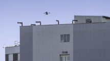 El dron sobre el hospital de La Paz durante la dmostración.
