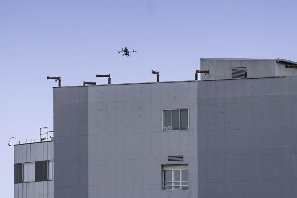 El dron sobre el hospital de La Paz durante la dmostración.