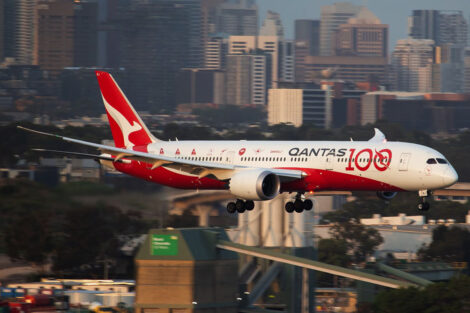 Qantas eligio un gran 100 acompañado por sus logotipos históricos y una panza roja.