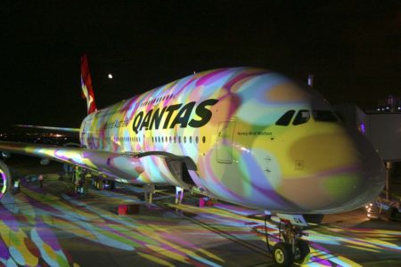 Entrega del primer A380 a Qantas con un espectáculo de colores e imágenes proyectadas sobre el avión.