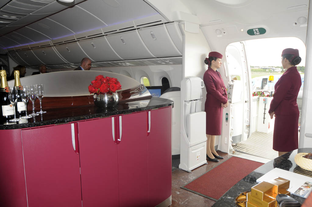 La entrada al avión por las puertas número 2 recuerda poco a un avión con sus espacios abiertos que se usan en vuelo como bar.