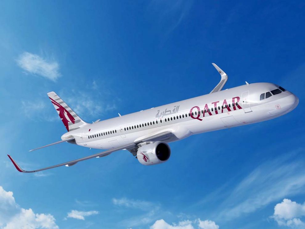 Ilustración del Airbus A321neo con la nueva configuración de puertas y colores de Qatar Airways.