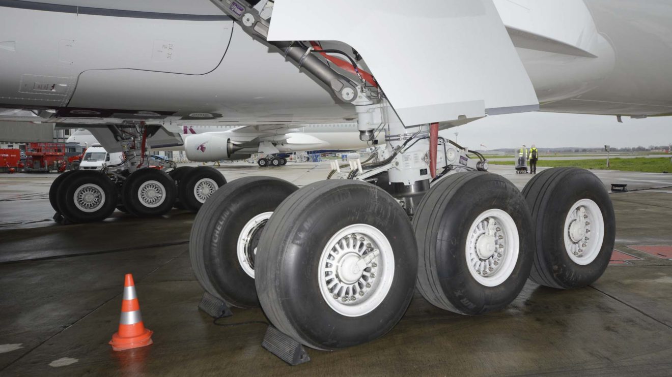 El tren de aterrizaje de seis ruedas es uno de los signos distintivos del A350-1000 frente al A350-900 además de la diferente longitud del fuselaje.