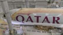 Pintura de un Airbus A350 de Qatar Airways antes de su entrega.