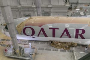 Pintura de un Airbus A350 de Qatar Airways antes de su entrega.