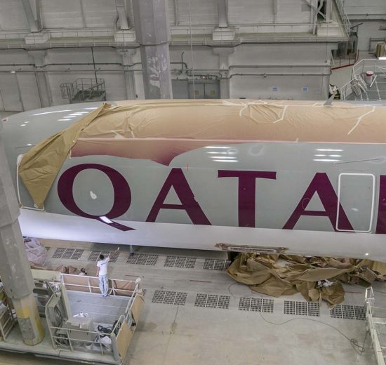 Pintura de un Airbus A350 de Qatar Airways antes de su entrega.
