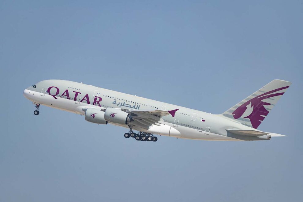 El Airbus A380 A7-APG despegando del aeropuerto internacional de Doha.