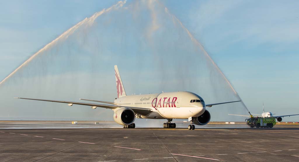 Arco de agua al Boeing 777 de Qatar Airways a su llegada a Auckland.