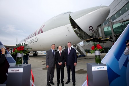 Entrega del primer Boeing 747-8F de qatar Airways en Everett con la presencia de los máximos representantes de Boeing y la aerolínea.
