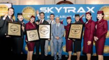 Akbar Al Baker con tripulantes de Qatar Airways celebra los premios obtenidos.