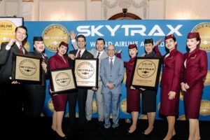 Akbar Al Baker en 2022 en la entrega de algunos de muchos premios que Qatar Airways recibió durante su gestión.